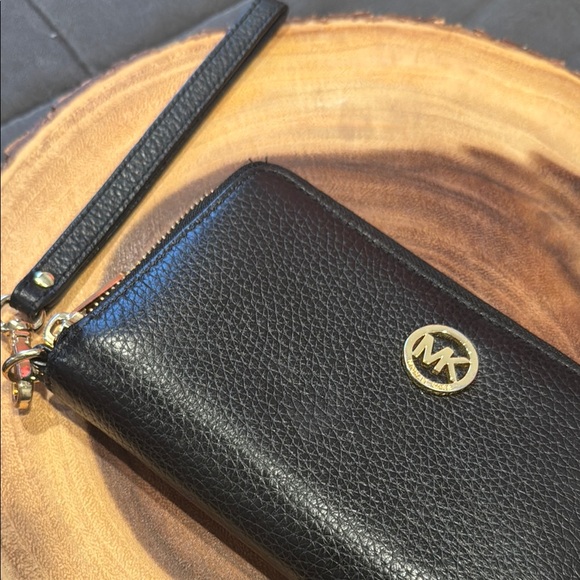 MICHAEL Michael Kors Black • EUC (Excellent Used Condition) Trendy - Picture 2 of 8